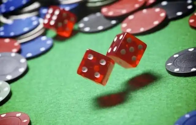 Pengguna membaca aturan bonus secara teliti